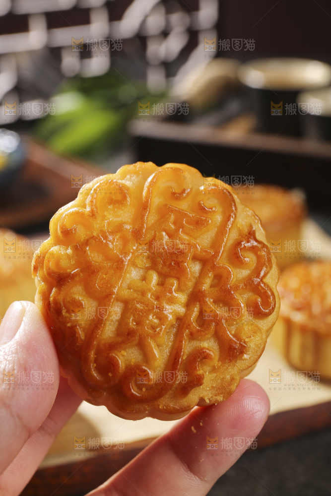深底上的莲蓉蛋黄月饼