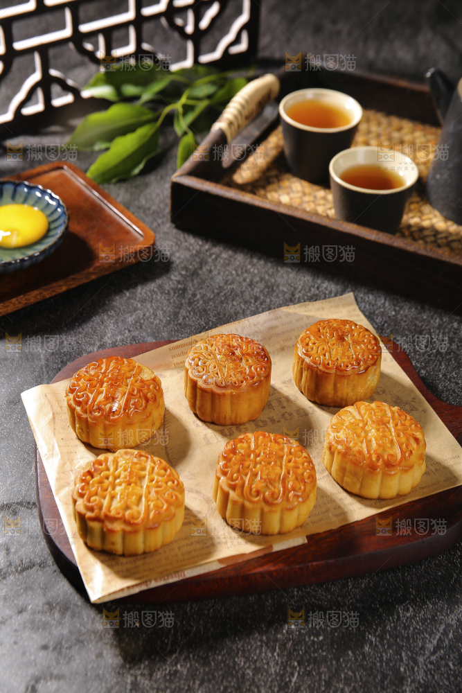 深底上的莲蓉蛋黄月饼