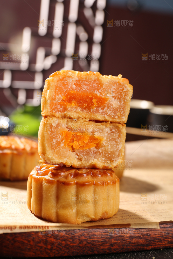 深底上的莲蓉蛋黄月饼
