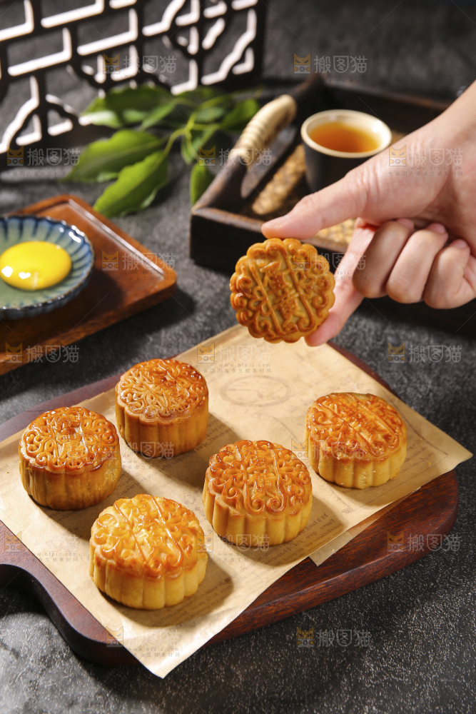 深底上的莲蓉蛋黄月饼
