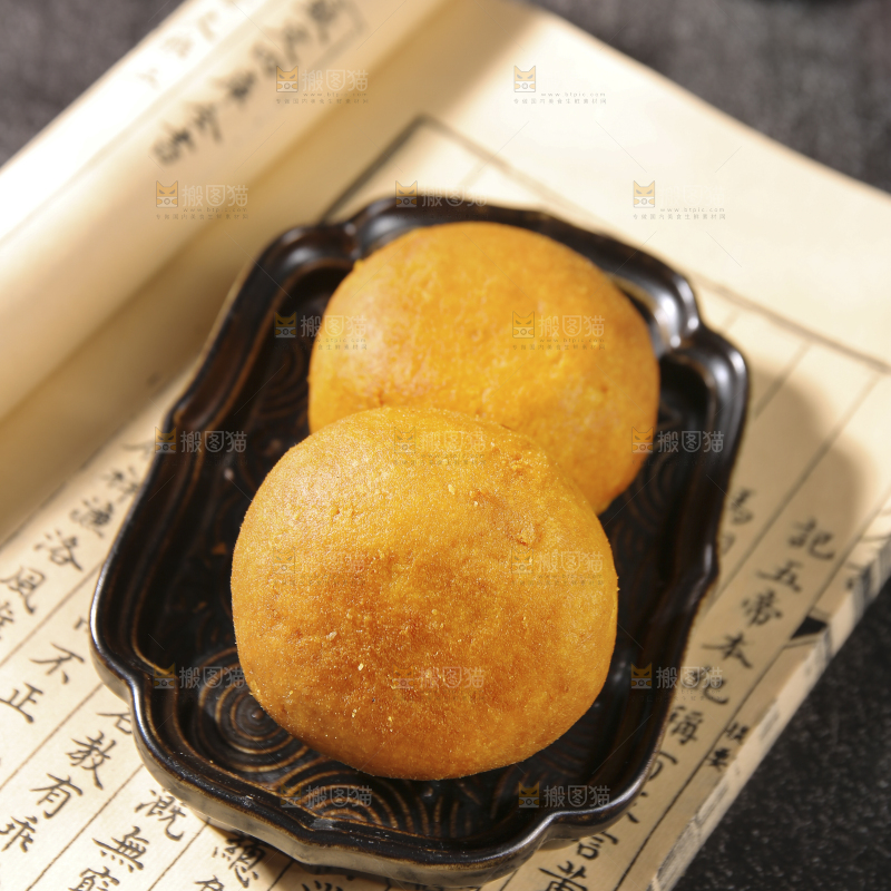 深底上的蛋黄火腿月饼