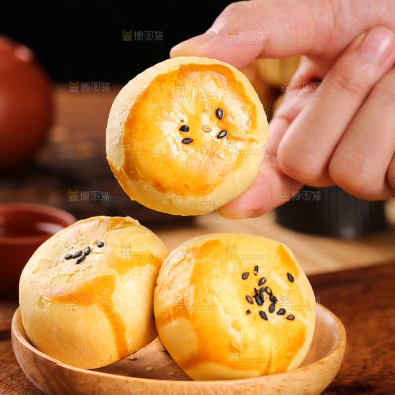 深底上的蛋黄酥