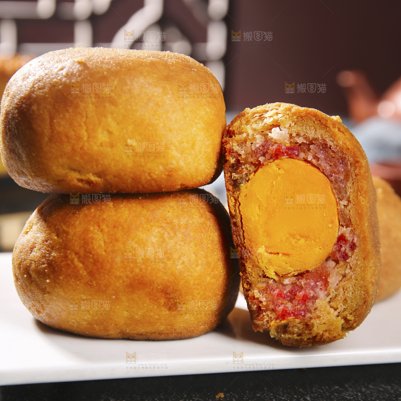 深底上的蛋黄火腿月饼