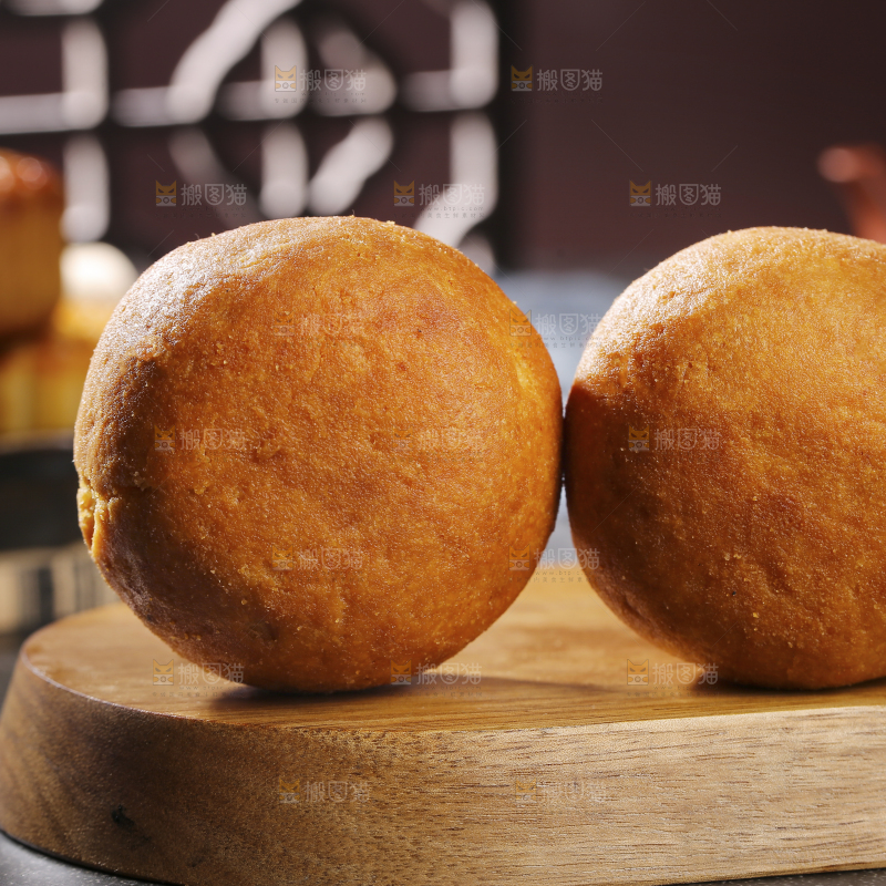 深底上的蛋黄火腿月饼