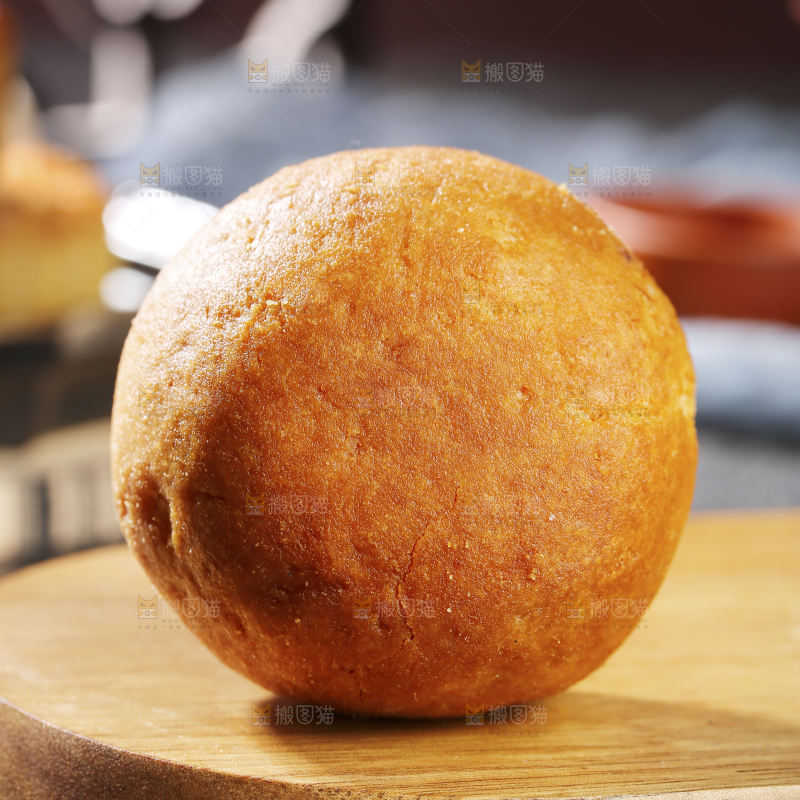 深底上的蛋黄火腿月饼