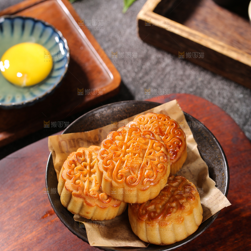 深底上的莲蓉蛋黄月饼