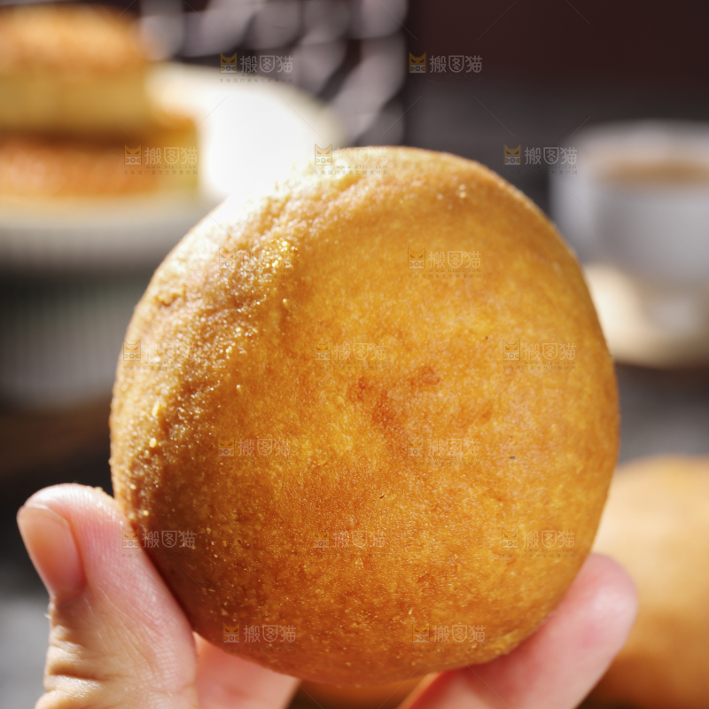 深底上的云腿月饼
