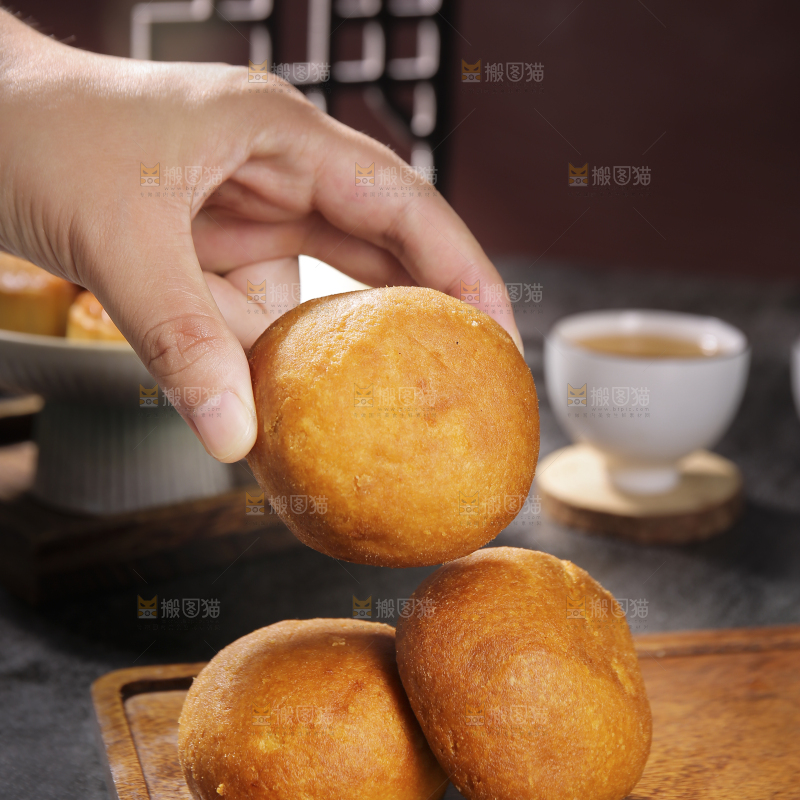 深底上的云腿月饼