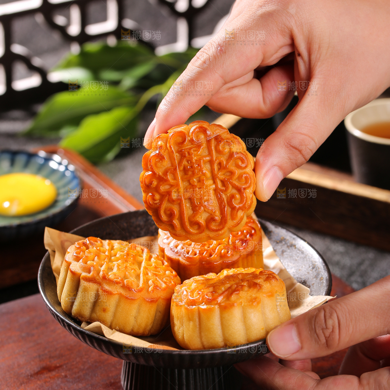 深底上的莲蓉蛋黄月饼