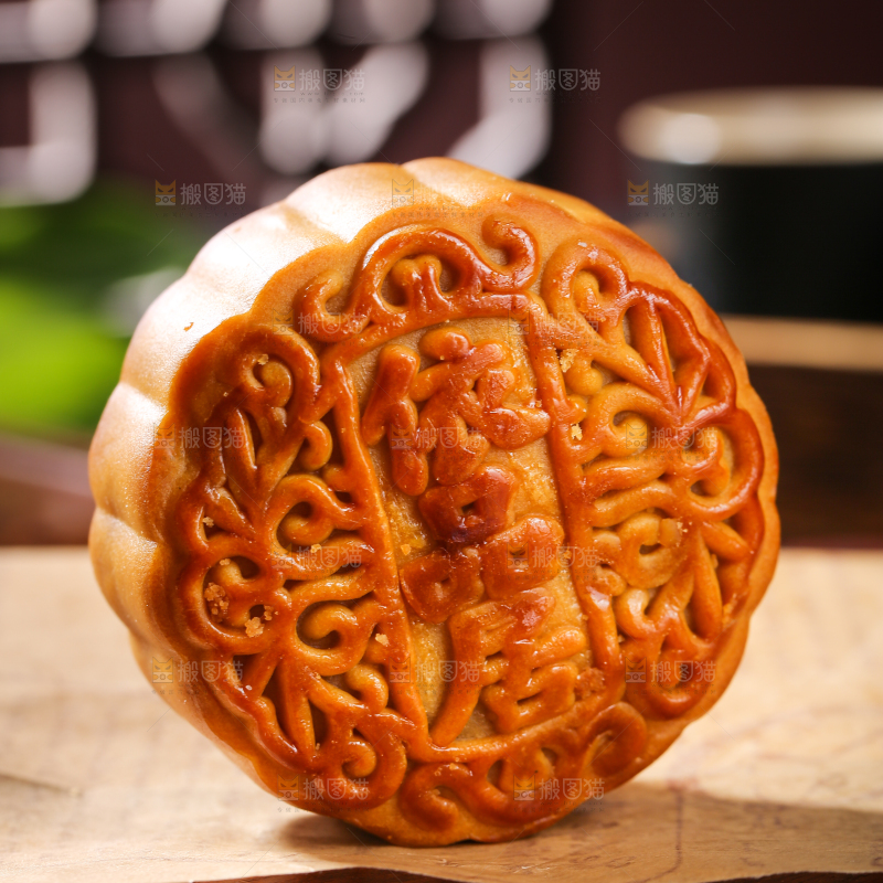 深底上的莲蓉蛋黄月饼