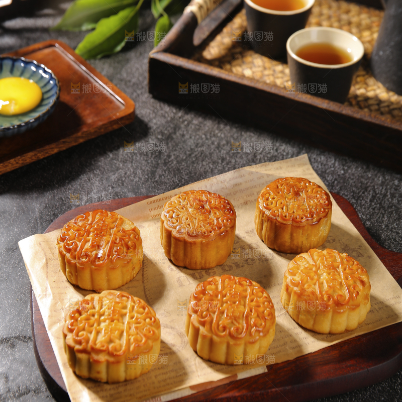 深底上的莲蓉蛋黄月饼