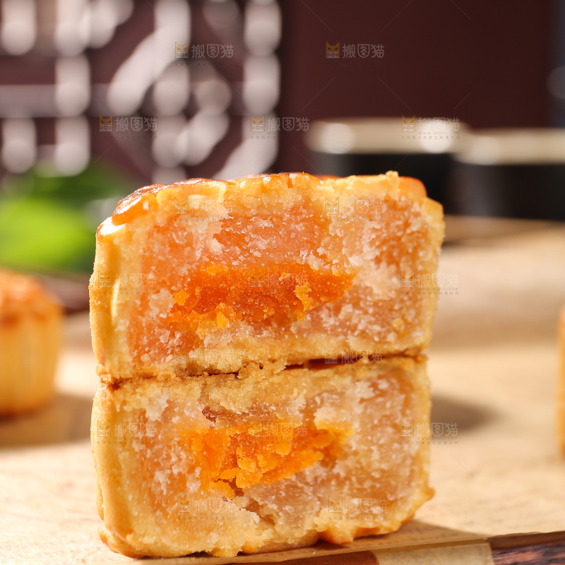深底上的莲蓉蛋黄月饼
