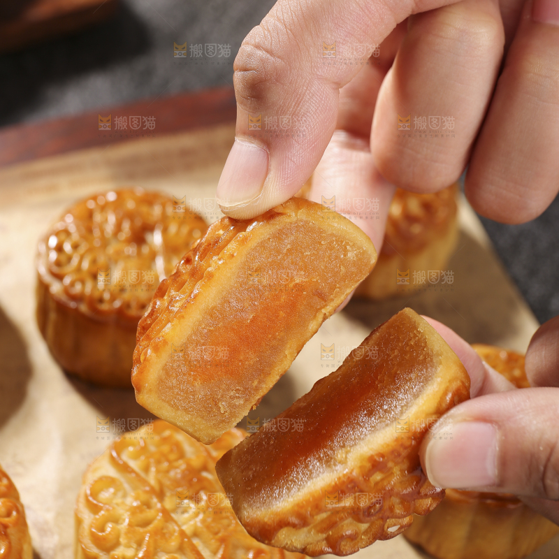 深底上的莲蓉蛋黄月饼