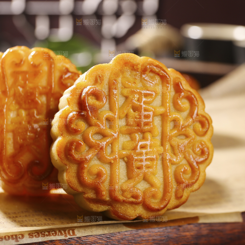 深底上的莲蓉蛋黄月饼