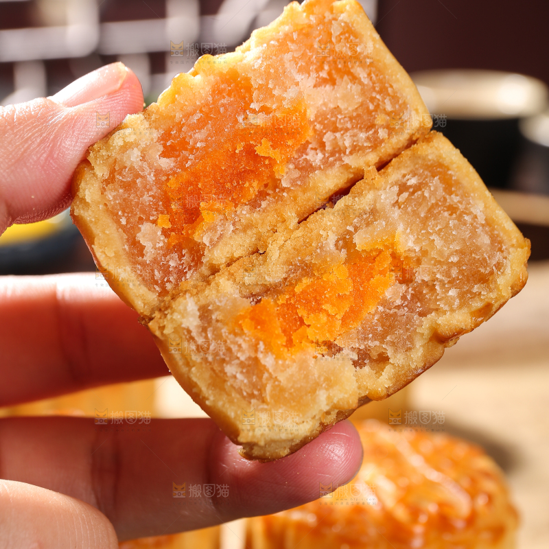 深底上的莲蓉蛋黄月饼