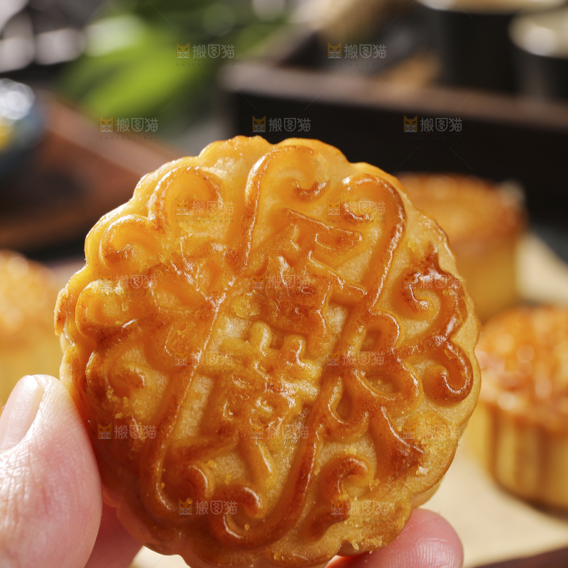 深底上的莲蓉蛋黄月饼
