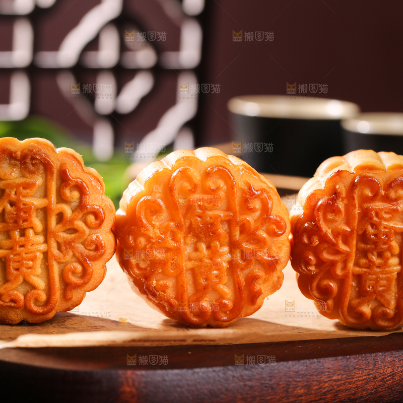 深底上的莲蓉蛋黄月饼