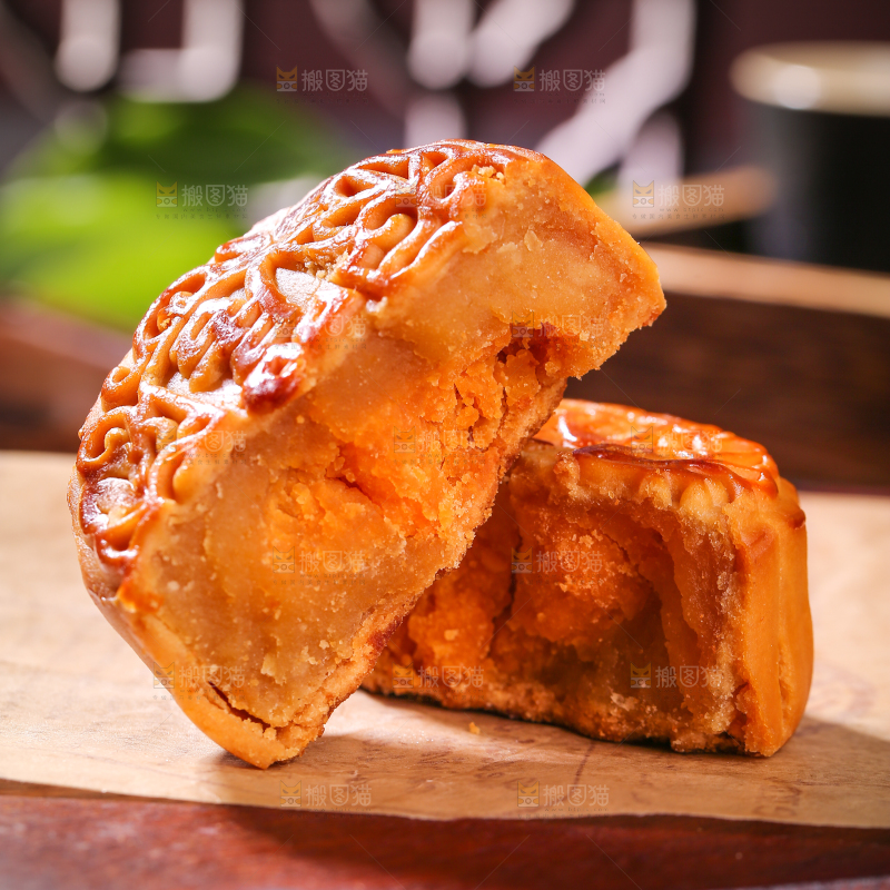 深底上的莲蓉蛋黄月饼