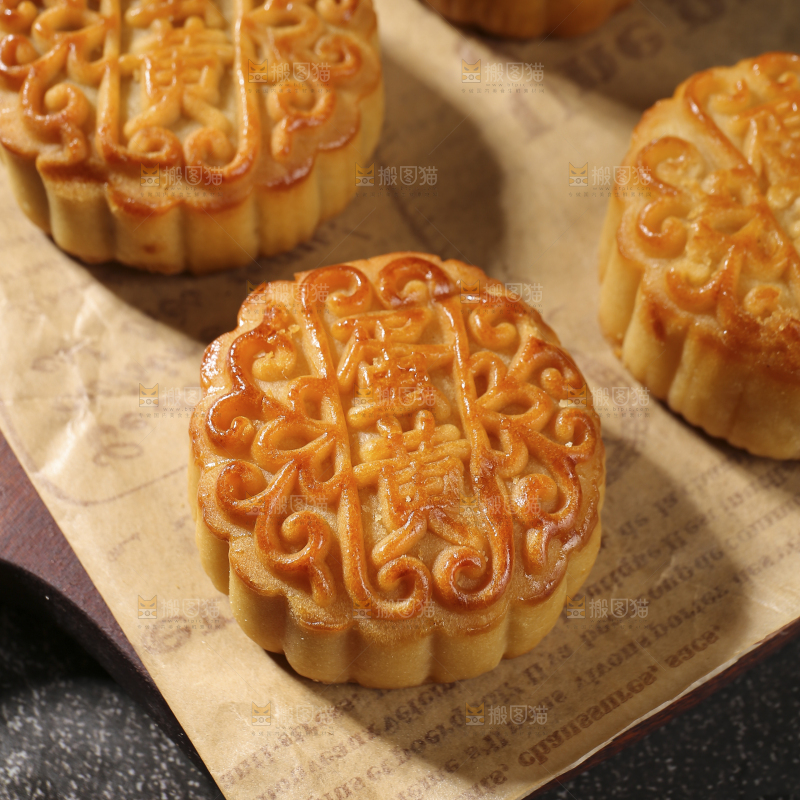 深底上的莲蓉蛋黄月饼