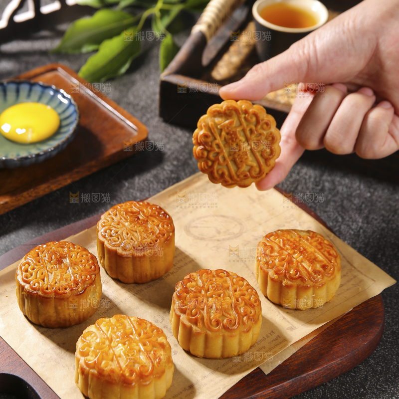 深底上的莲蓉蛋黄月饼