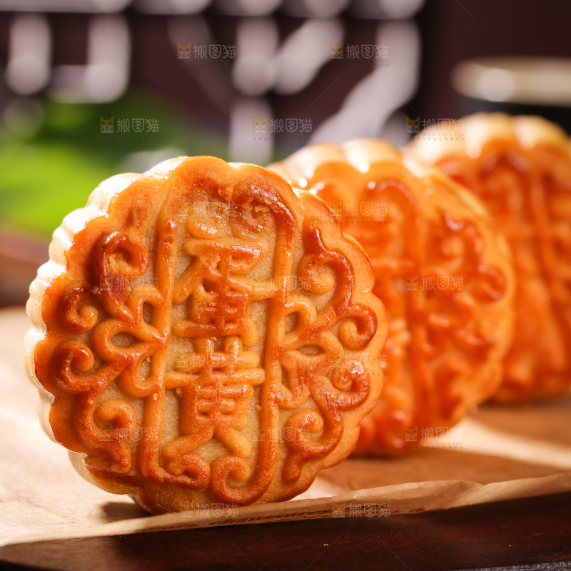 深底上的莲蓉蛋黄月饼
