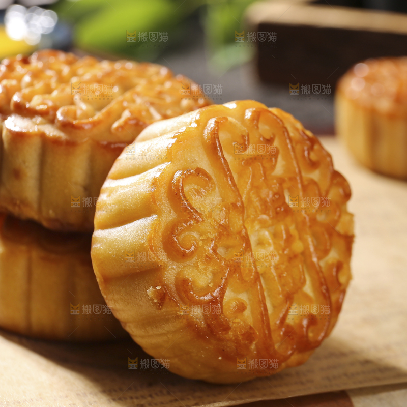 深底上的莲蓉蛋黄月饼
