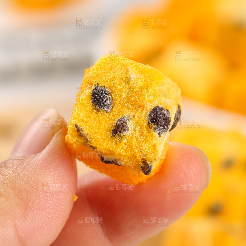 浅底上的百香果冻干块