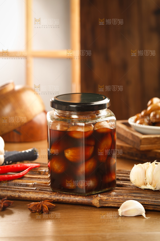 木底上的酱泡蒜