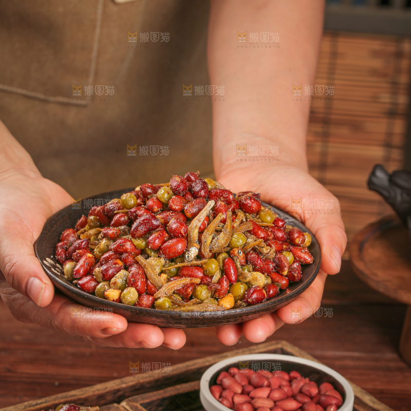 木底上的小鱼花生