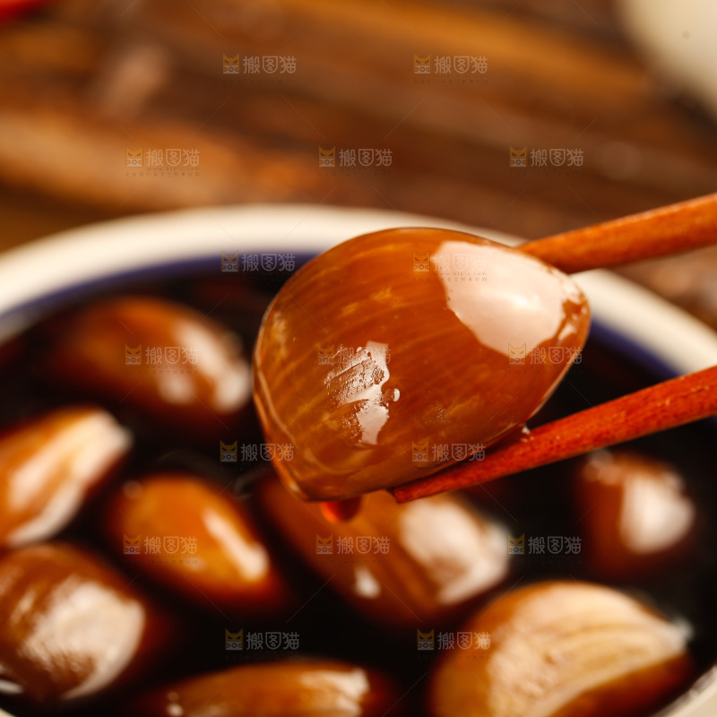 木底上的酱泡蒜