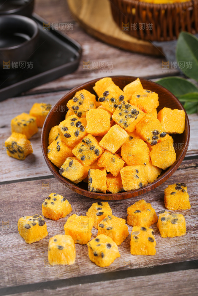 深底上的百香果块