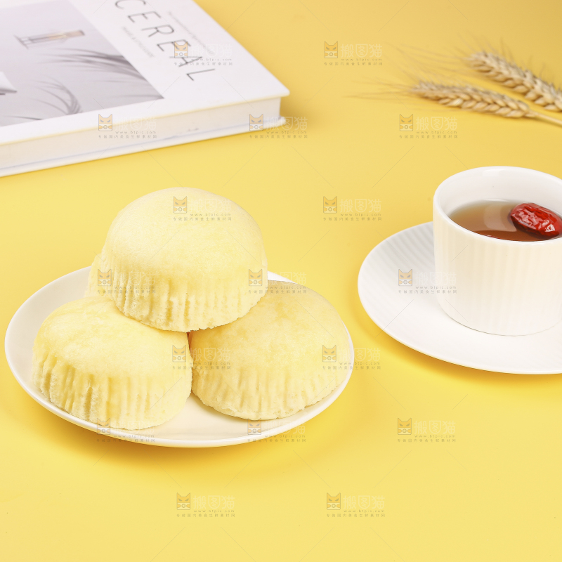 浅底上的蒸蛋糕