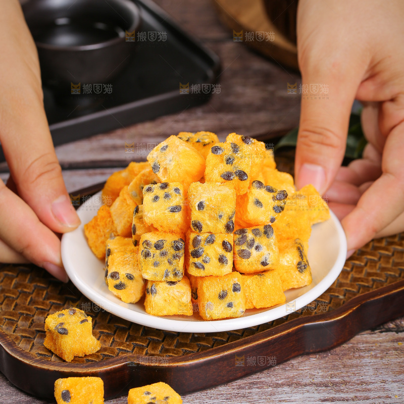 深底上的百香果块