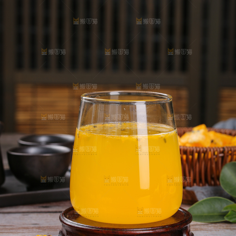 深底上的百香果块