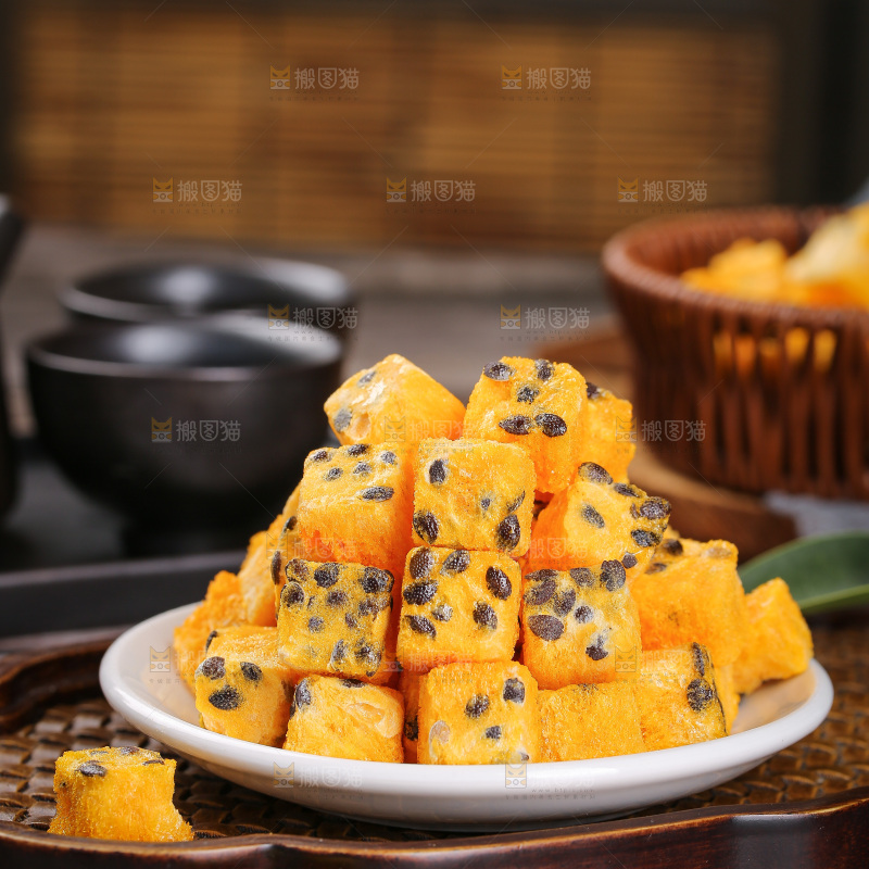 深底上的百香果块