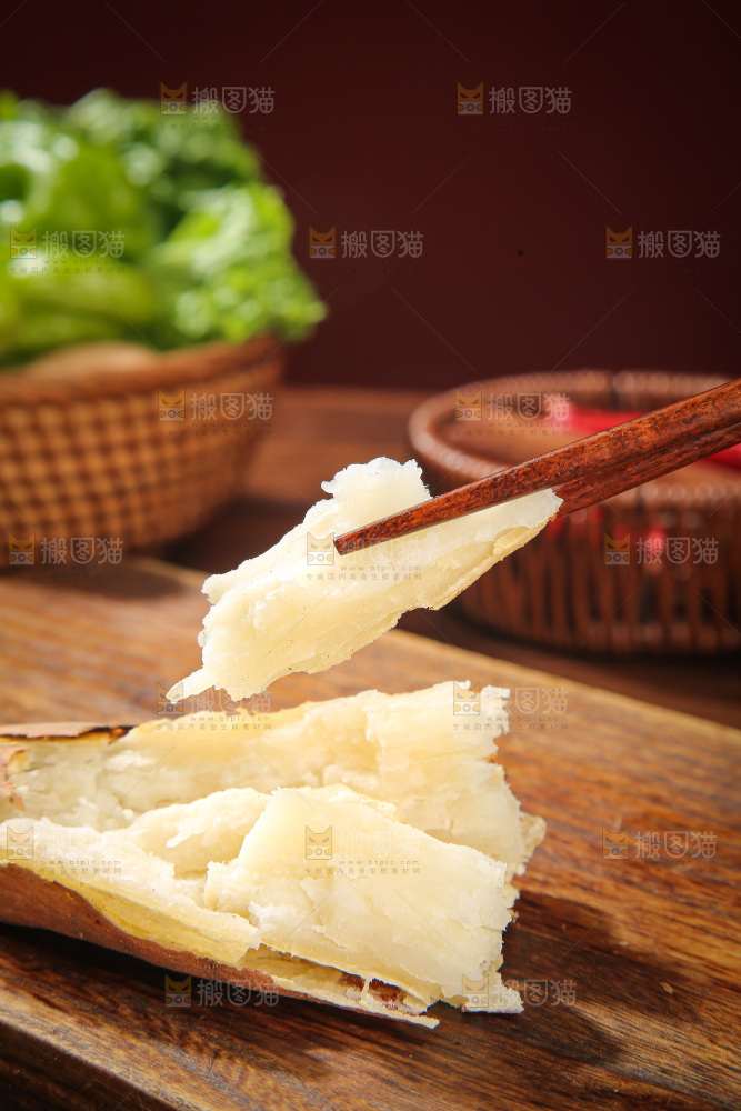木底上的哈密冰糖薯