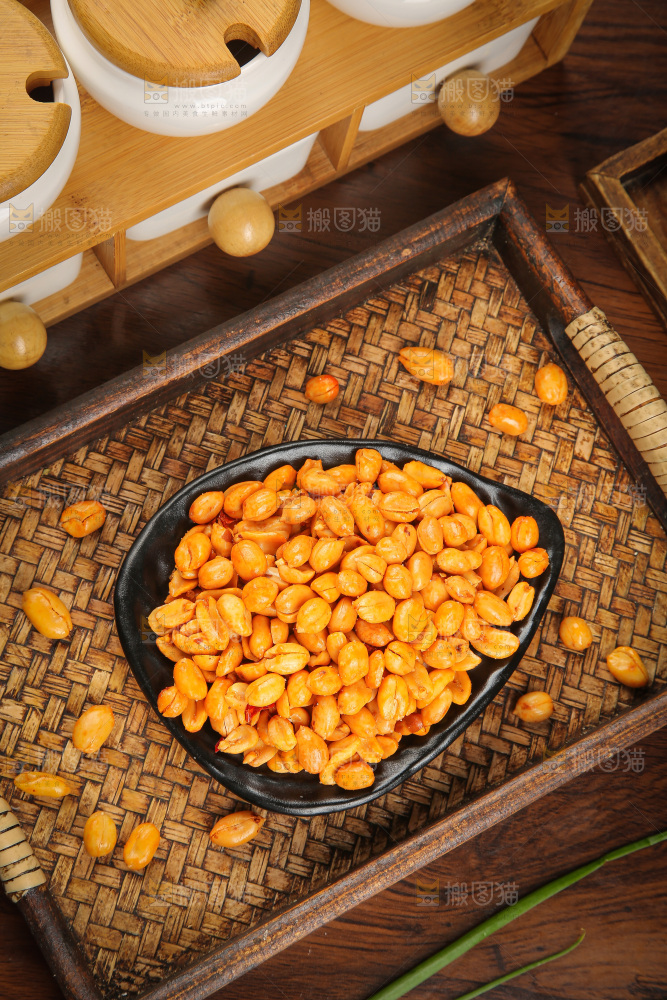 木底上的麻辣花生仁