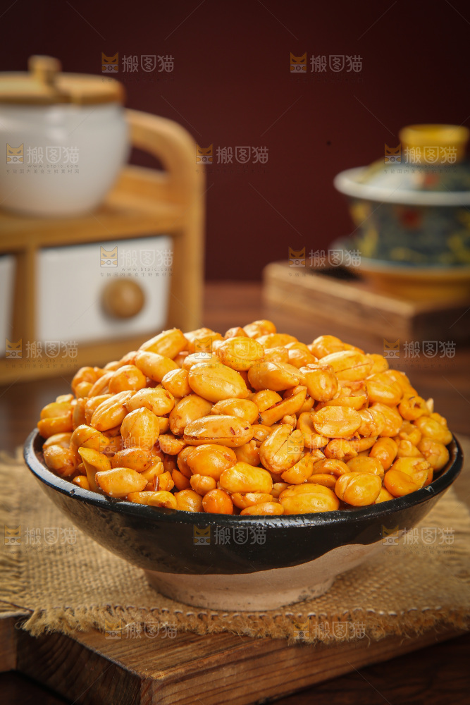 木底上的麻辣花生仁