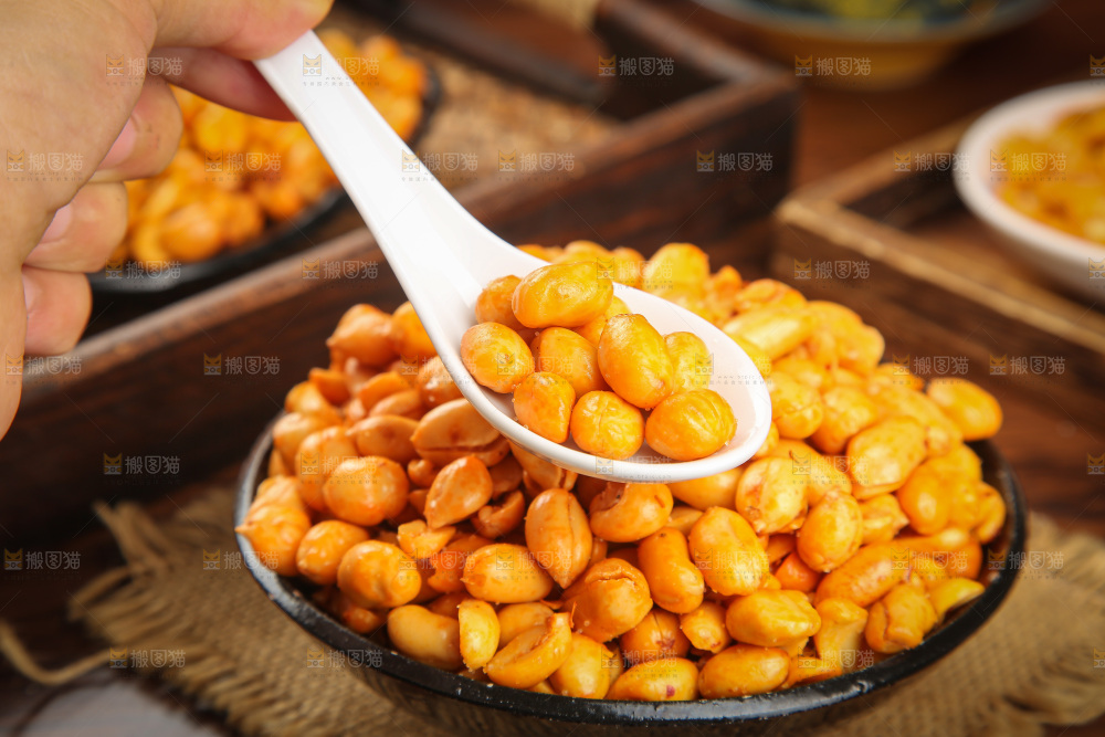 木底上的麻辣花生仁