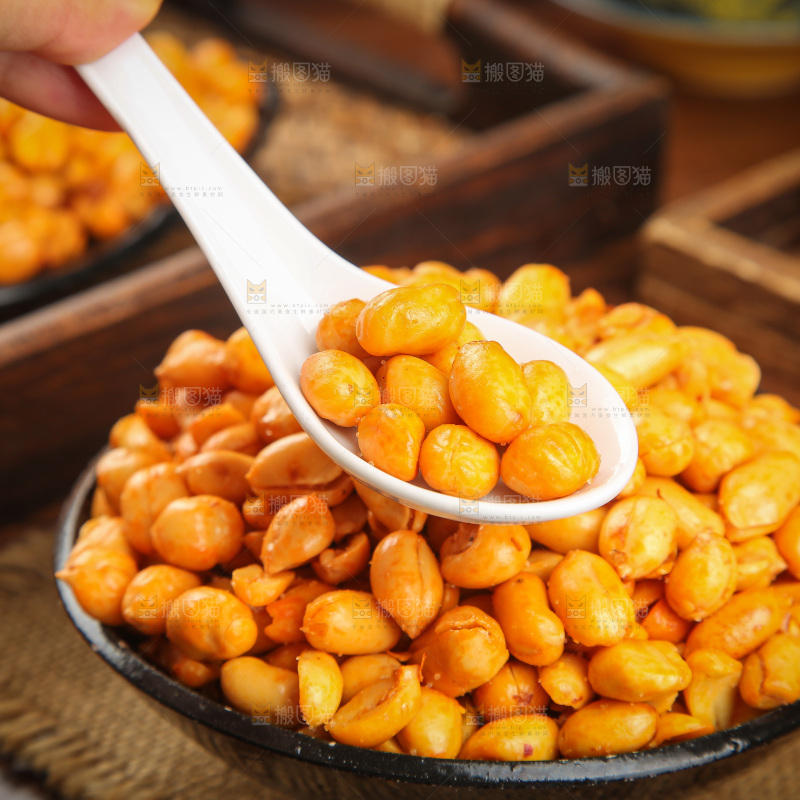 木底上的麻辣花生仁