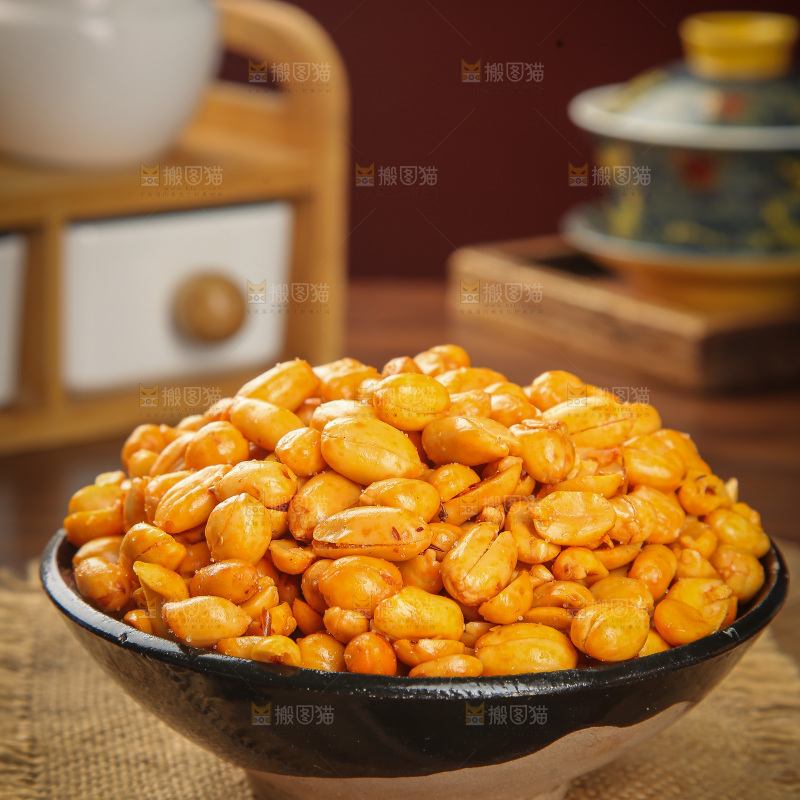 木底上的麻辣花生仁