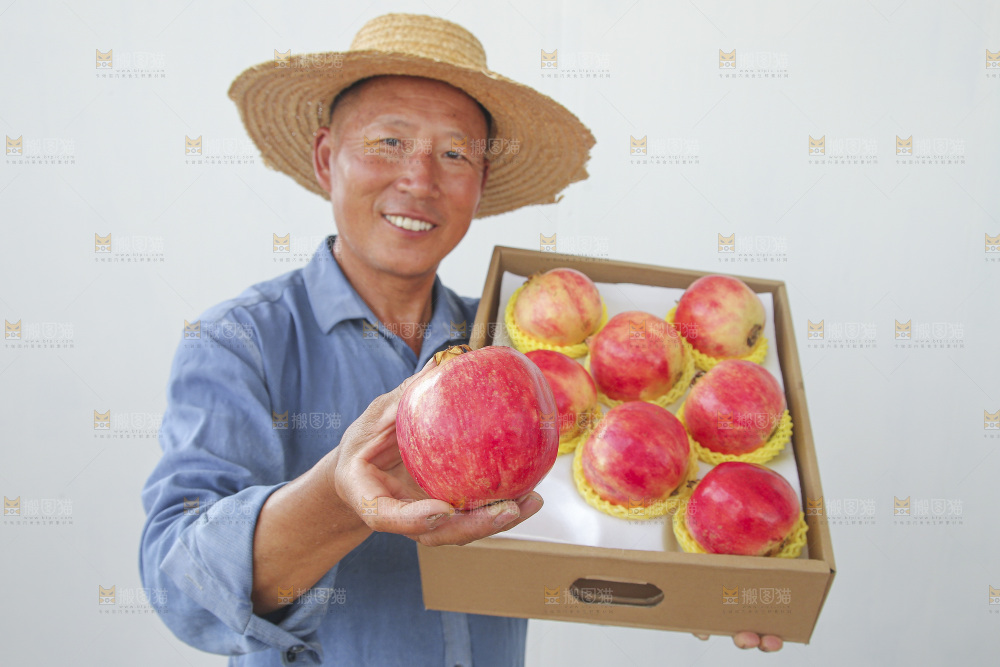 手里拿着一箱盐水石榴