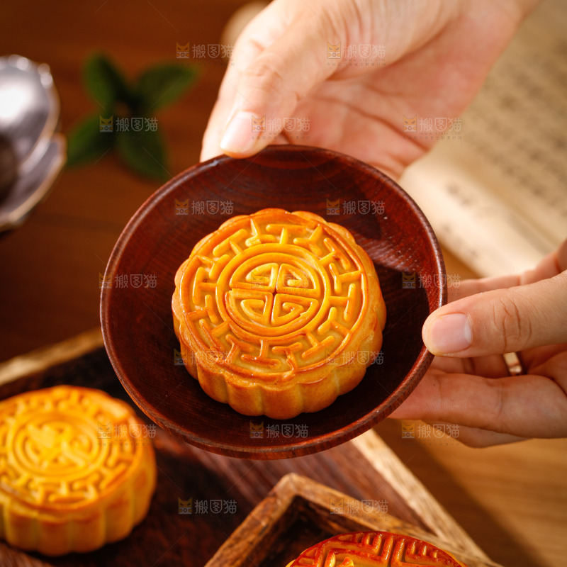 木底上的广式月饼