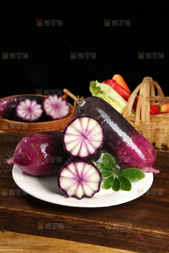 木底上的冰淇淋萝卜