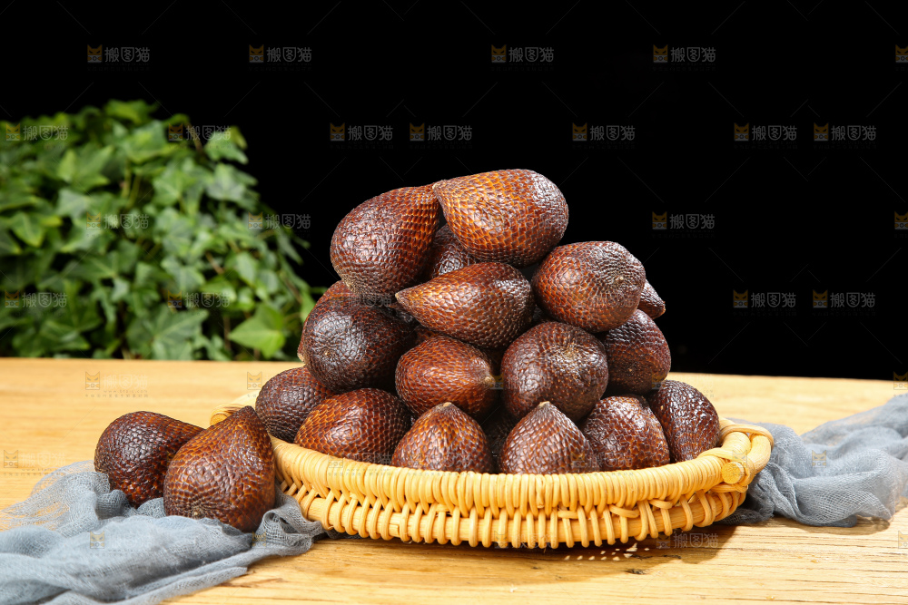 木底上的蛇皮果