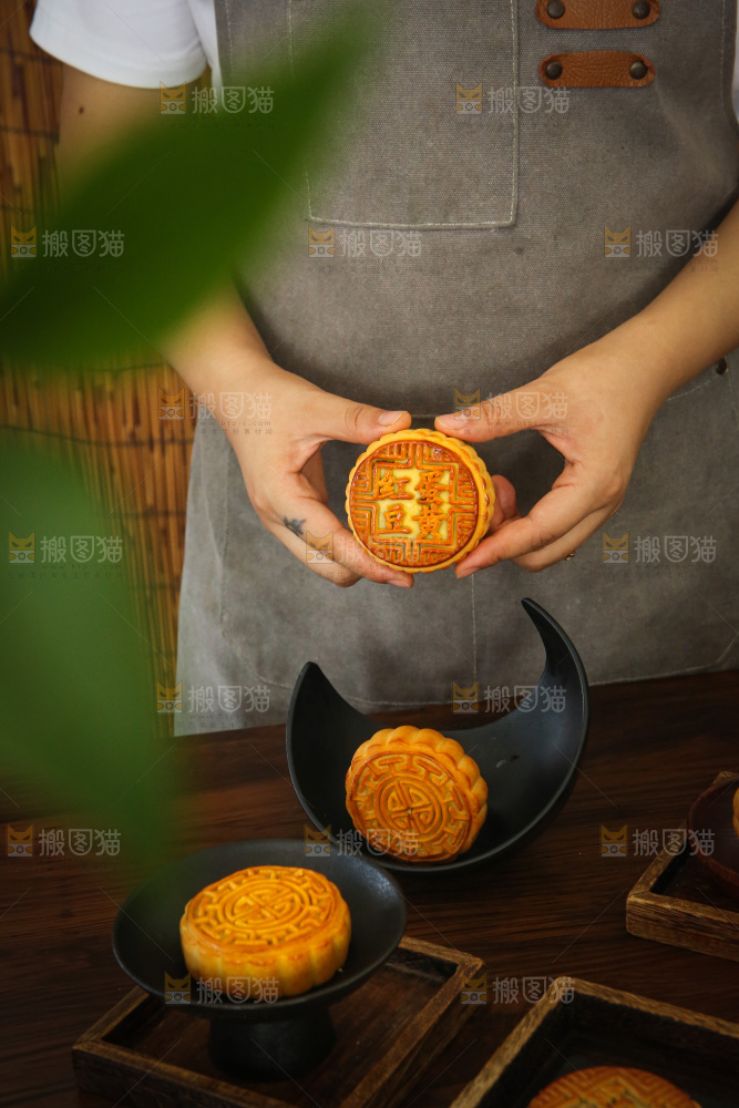 深底上的中秋月饼