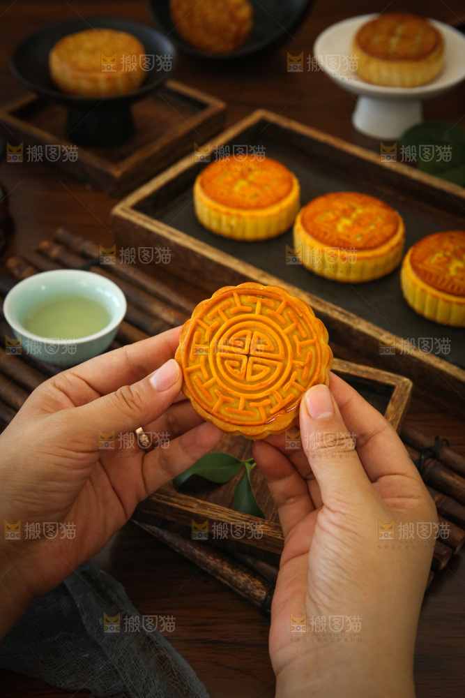 深底上的中秋月饼