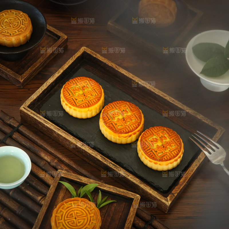 深底上的中秋月饼