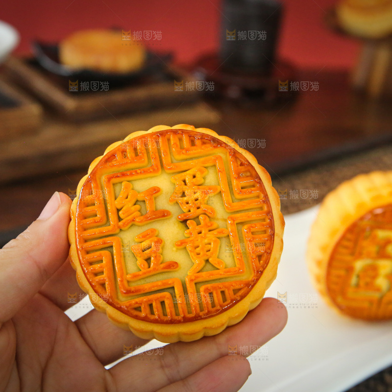 深底上的中秋月饼