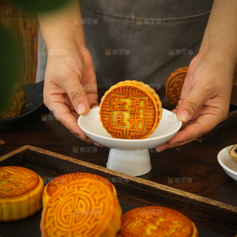 深底上的中秋月饼